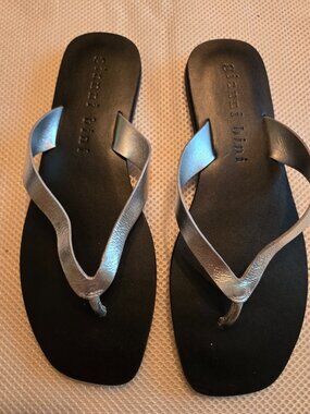 Gianni Bini 8M silver slides, new never worn